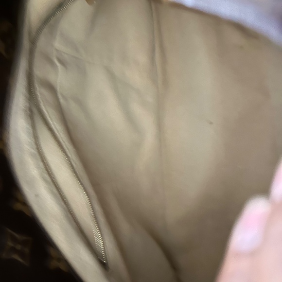 Louis Vuitton Monogram Artsy MM - Picture 8 of 11